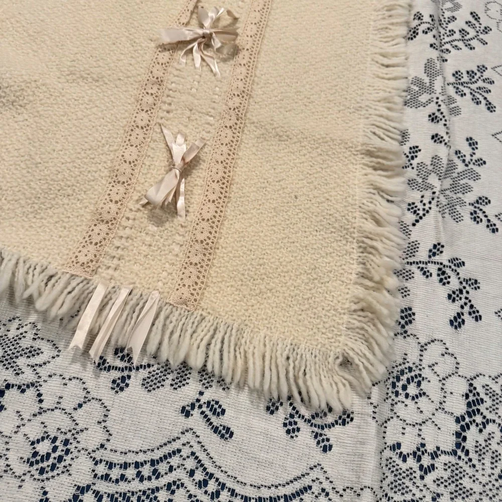 Branigan Weavers Cream Wool Baby Blanket Heirloom Lace‎ Ribbon Bows Fringed Edge